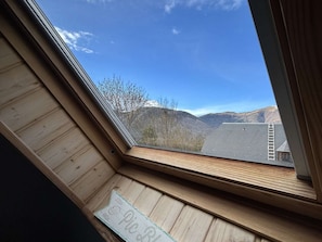 A skylight with a view of mountains and a ladder. - Spacious house, garden, mountain view - 10 guests (Arreau)