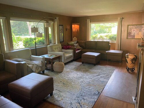Spacious 4-bedroom house in enchanting South Bend: hot tub, pool table, +more