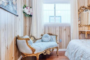 2 bedrooms, iron/ironing board, WiFi, bed sheets - L'Anciennce Indigo - Vintage Stay • Hot Tub • BBQ! (Niagara Falls)
