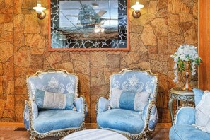 Interior - L'Anciennce Indigo - Vintage Stay • Hot Tub • BBQ! (Niagara Falls)
