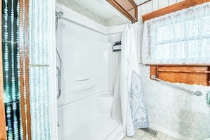 Chuveiro, secador de cabelo, shampoo 