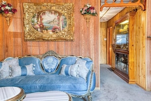Interior - L'Anciennce Indigo - Vintage Stay • Hot Tub • BBQ! (Niagara Falls)