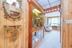Interior - L'Anciennce Indigo - Vintage Stay • Hot Tub • BBQ! (Niagara Falls)