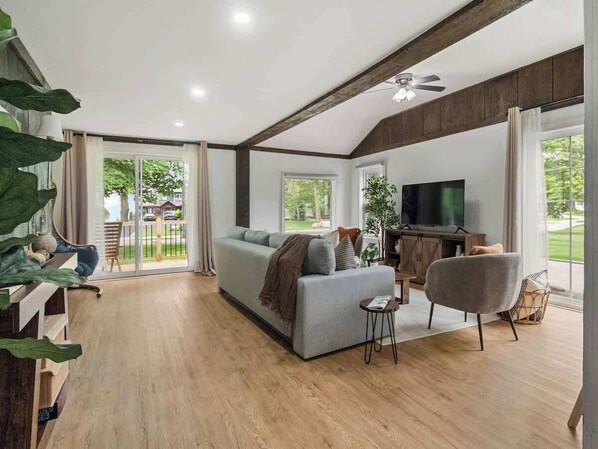 Living area - 2BR Lakeside Oasis w/ BBQ & Parking | Sleeps 5! (Fort Erie)