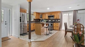 Coffee/tea maker, fridge, microwave, oven - 2BR Lakeside Oasis w/ BBQ & Parking | Sleeps 5! (Fort Erie)