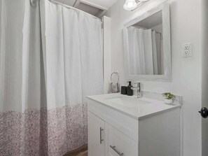 Bathroom - 2BR Lakeside Oasis w/ BBQ & Parking | Sleeps 5! (Fort Erie)