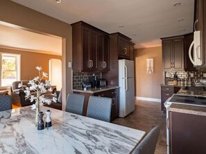 Coffee/tea maker, fridge, microwave, oven - Elegant 3BR, 2BH Retreat Minutes from the Falls (Niagara Falls)