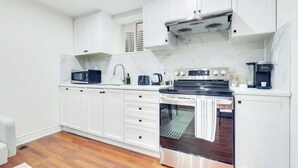 Private kitchen - 2BR Welland Retreat | Walk to Canal | Sleeps 5! (Welland)