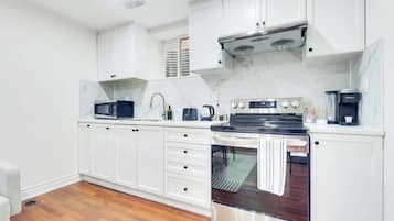 Frigorifero, microonde, forno, piano cottura