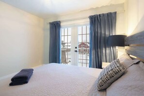 Iron/ironing board, travel cot, WiFi, bed sheets - 3BR Family Retreat | Games/parking/BBQ | Sleeps 8! (Fort Erie)