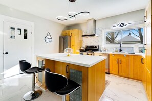 Wasserkocher mit Kaffee-/Teezubehör, Kühlschrank, Mikrowelle, Ofen
