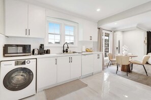 Coffee/tea maker, fridge, microwave, oven - Sleeps 8 Spacious 4BR Retreat Near Falls (Niagara Falls)