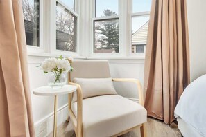 Interior - Sleeps 8 Spacious 4BR Retreat Near Falls (Niagara Falls)
