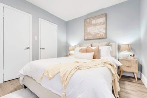 Iron/ironing board, WiFi, bed sheets - Sleeps 8 Spacious 4BR Retreat Near Falls (Niagara Falls)