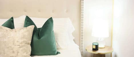 Tabla de planchar con plancha, wifi y ropa de cama