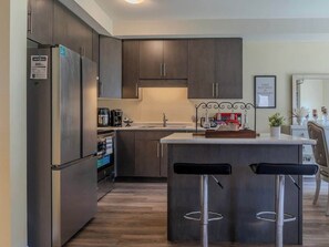 Wasserkocher mit Kaffee-/Teezubehör, Kühlschrank, Mikrowelle, Ofen