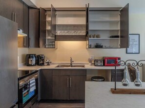 Een koelkast, een magnetron, een oven, een kookplaat