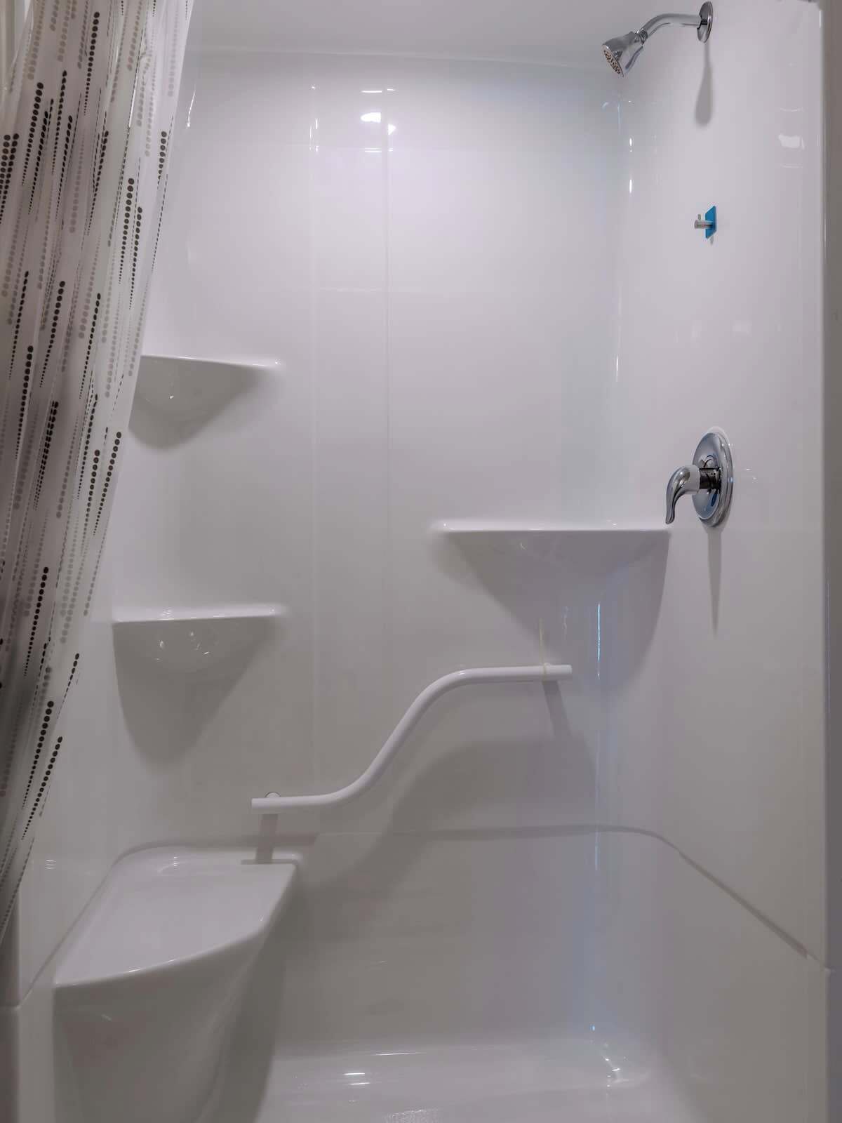Chuveiro, secador de cabelo, shampoo 