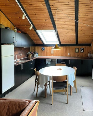 Wasserkocher mit Kaffee-/Teezubehör, Mikrowelle, Ofen