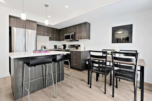 Dining - Family Friendly Waterfront 3BR House Sleeps 8 (Welland)