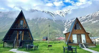 Kazbegi River View Cabin – Mountain Cabin with Stunning Nature Views