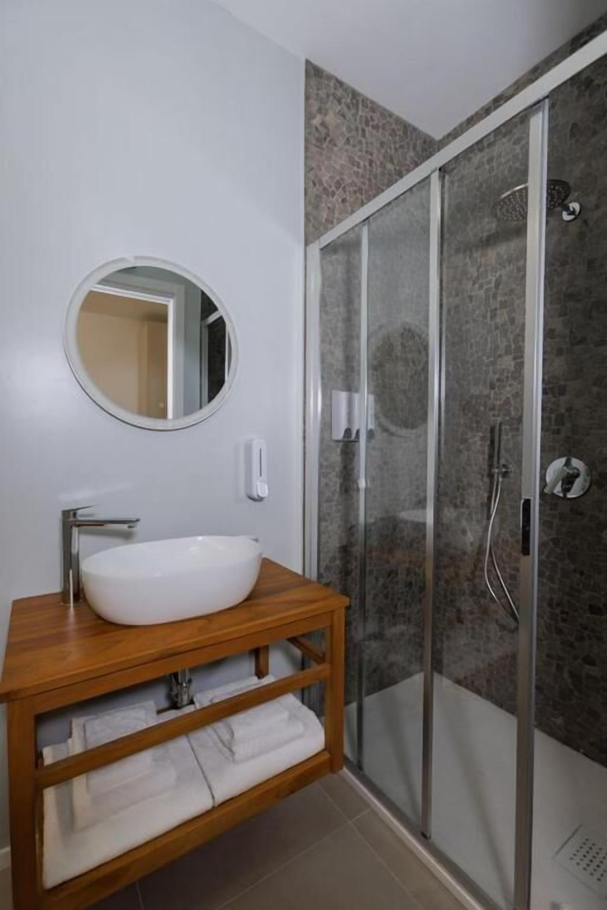 Deluxe Apartment, City View | Bathroom