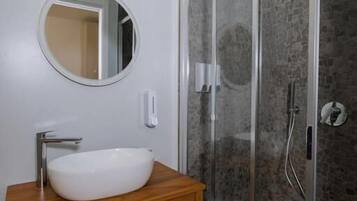 Deluxe Apartment, City View | Bathroom