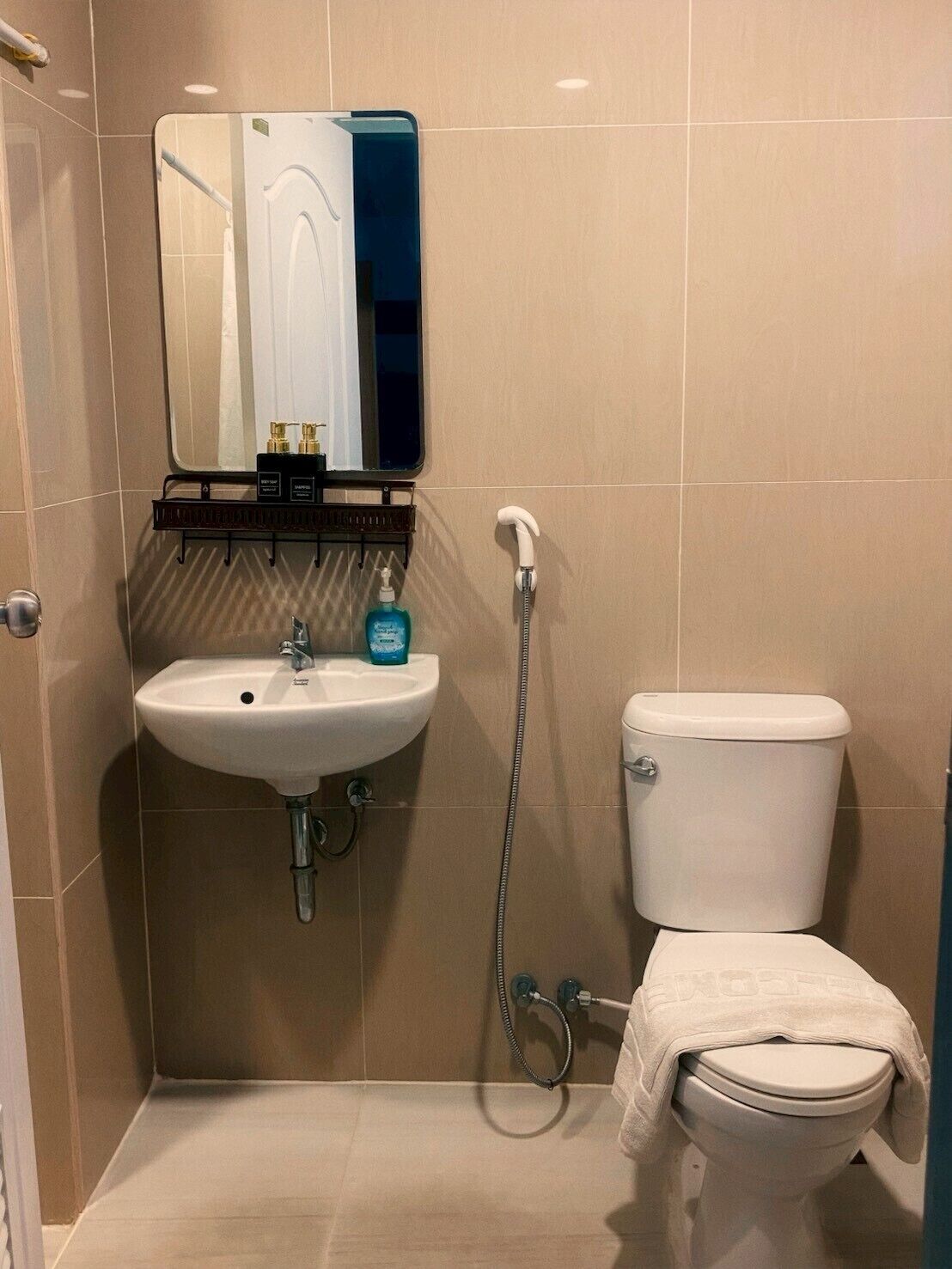 Een douche, een haardroger, handdoeken, zeep