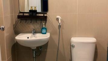 Een douche, een haardroger, handdoeken, zeep