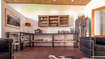 Studio tiện nghi đơn giản, quang cảnh sân vườn | Bếp riêng