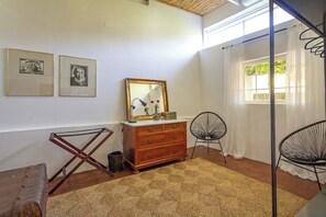 Comfort Studio, Courtyard View | Peti besi dalam bilik, seterika/papan seterika, Wi-fi percuma 