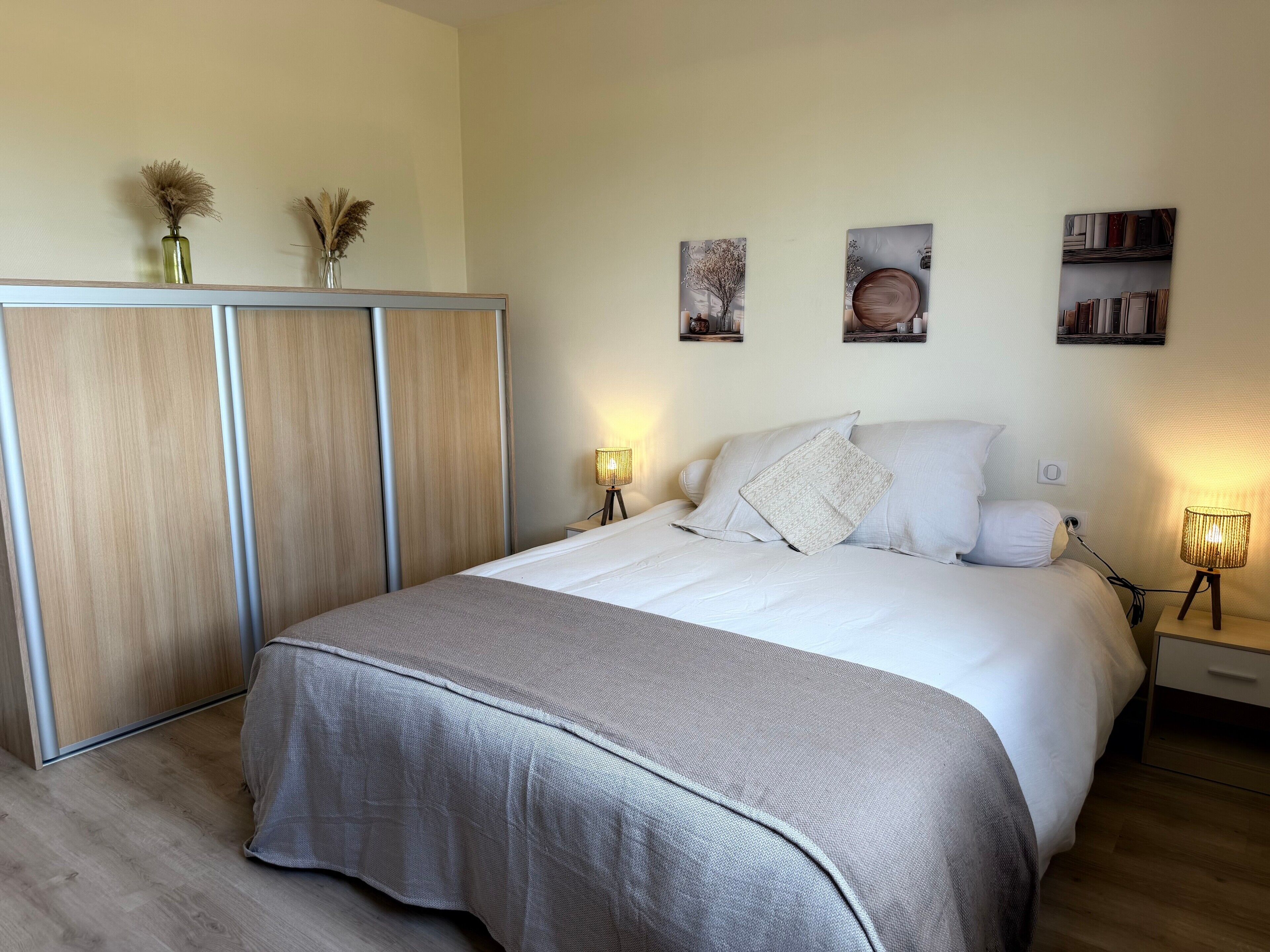 Tabla de planchar con plancha, wifi y ropa de cama 