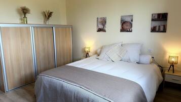 Tabla de planchar con plancha, wifi y ropa de cama