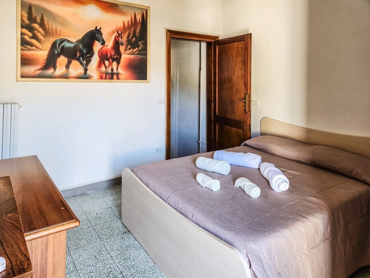Una scrivania, ferro/asse da stiro, Wi-Fi, lenzuola