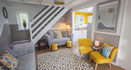 Poachers Cottage & Old Tom Cottage | Sleeps 12 | Dog Friendly | Pool, Tennis & Family Facilities