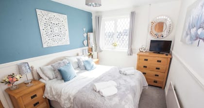 Poachers Cottage & Old Tom Cottage | Sleeps 12 | Dog Friendly | Pool, Tennis & Family Facilities