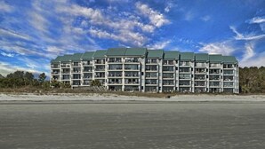 Ein mehrstöckiges Hotel mit einheitlichem Erscheinungsbild in der Nähe von Gewässer.
