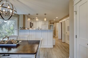 Dining - Updated Luxury 3 BR Oceanfront Sea Cloisters New Kitchen & Baths Bike Rentals (Hilton Head Island)