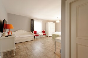 Habitación triple Deluxe, balcón, vistas a la piscina | Escritorio y wifi gratis