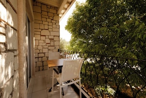 Standard Tek Büyük Yataklı Oda, Balkon, Bahçe Manzaralı | Teras/veranda