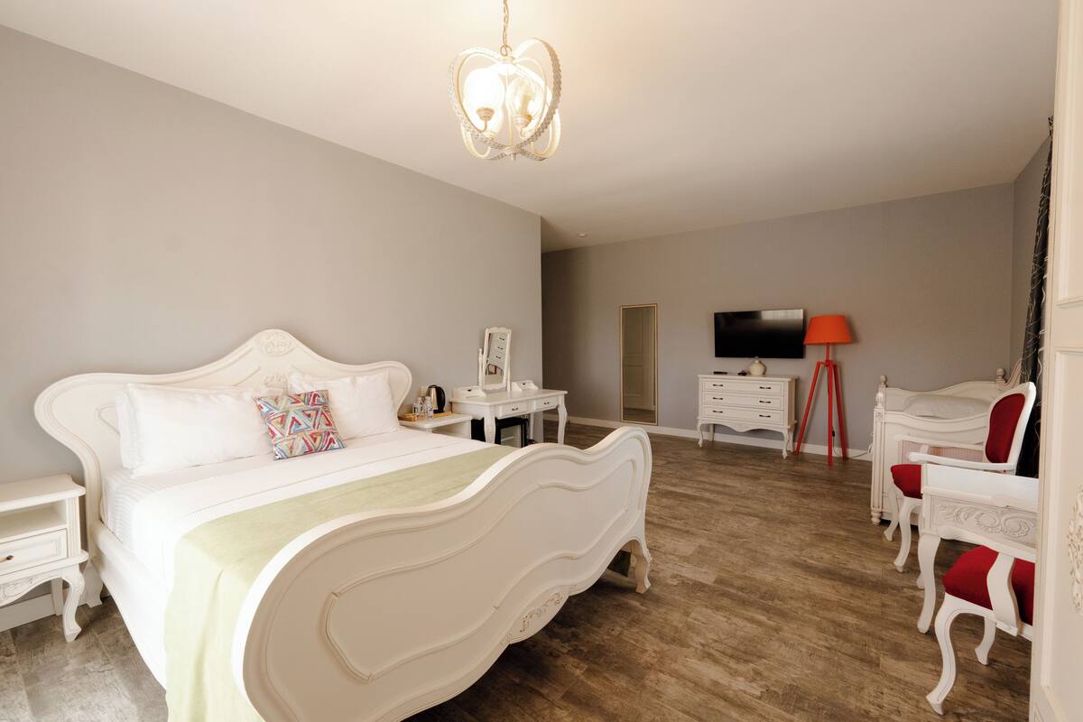 Chambre Triple Deluxe, balcon, vue piscine | Bureau, Wi-Fi gratuit