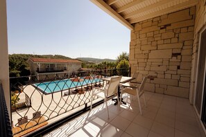 Chambre Triple Deluxe, balcon, vue piscine | Terrasse/Patio