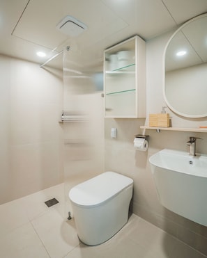 Dusche, Haartrockner, Handtücher, Seife