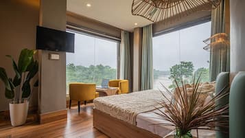 Superior Room, River View | Desk, free WiFi