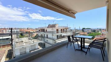 Comfort Apartment, Balcony, City View | Outdoor dining
