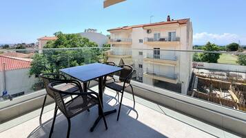 Comfort Apartment, Balcony, City View | Outdoor dining