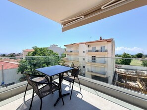 Apartamento conforto, sacada, vista para a cidade | Opções para refeição ao ar livre