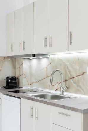 Comfort Apartment, Balcony, City View | Private kitchenette | Oven, stovetop, dishwasher
