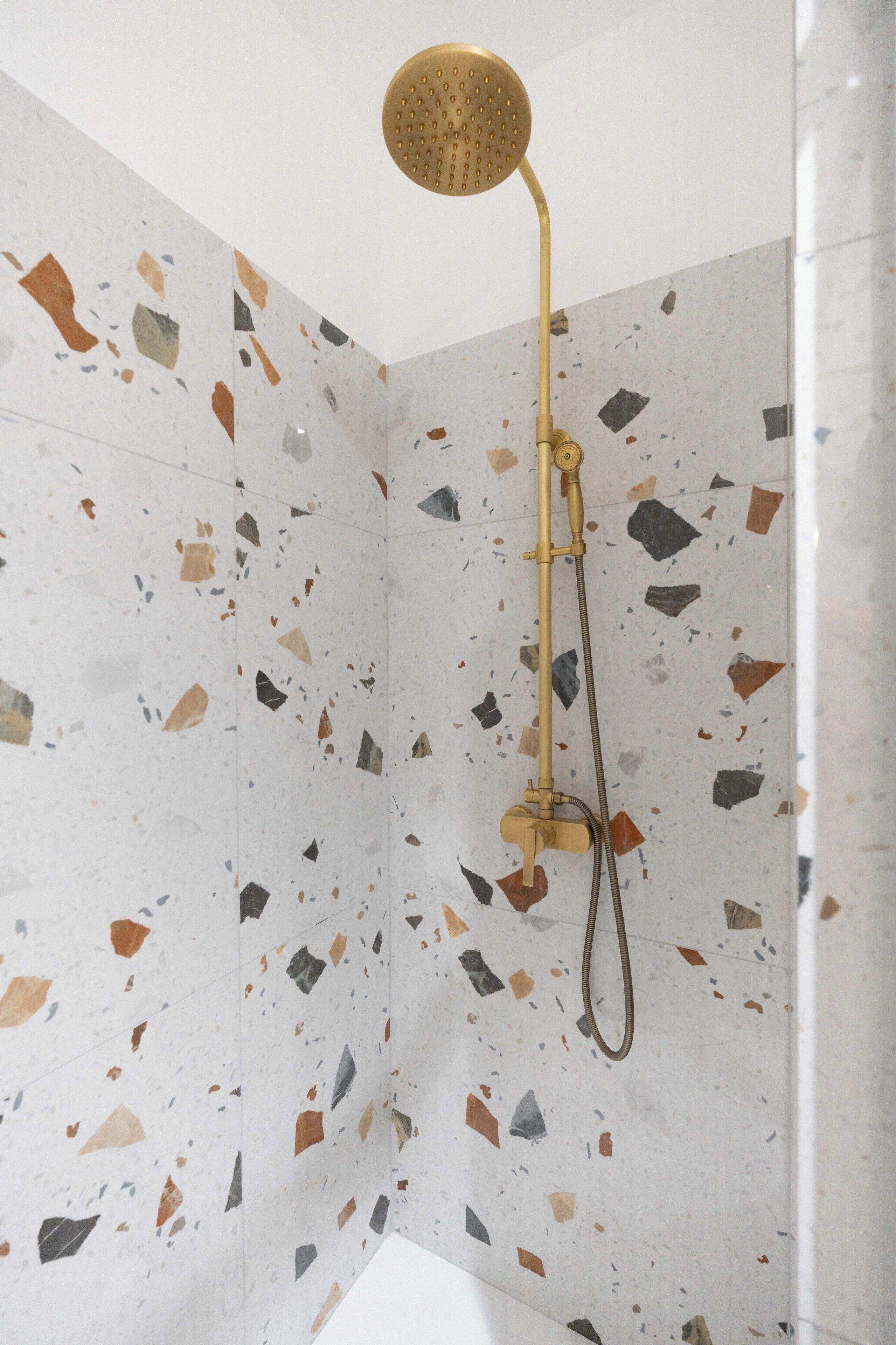 Dusche, Haartrockner, Seife, Toilettenpapier
