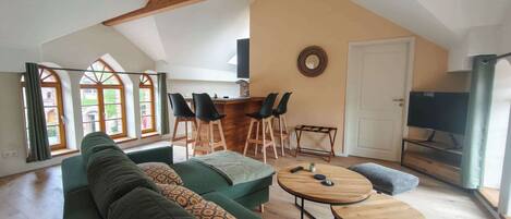 Smart TV, tavolo da ping pong, studio